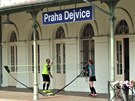 Dobré odpoledne, „Dejvické nádraží rozšířilo svou nabídku o možnost zahrát si na nástupišti badminton“. Bylo to včera, 18. srpna, čekal jsem na vlak v 11:42 hod., najednou vidím nataženou síť a pohlednou dívku s raketou hrající s partnerem badminton. Vlak Dobré odpoledne, „Dejvické nádraží rozšířilo svou nabídku o možnost zahrát si na nástupišti badminton“. Bylo to včera, 18. srpna, čekal jsem na vlak v 11:42 hod., najednou vidím nataženou síť a pohlednou dívku s raketou hrající s partnerem badminton. Vlak