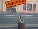 Na zastávce MHD Želivského v Praze měl už někdo té Covidové hysterie plné zuby a já se mu nedivím. Za poslední měsíce jsem z roušek vdechl už tolik bavlny, že bych z něj mohl na WC vykálet tričko. Na zastávce MHD Želivského v Praze měl už někdo té Covidové hysterie plné zuby a já se mu nedivím. Za poslední měsíce jsem z roušek vdechl už tolik bavlny, že bych z něj mohl na WC vykálet tričko.