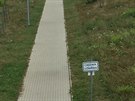Zajímavé označení nedostavěného chodníku. Nebo byl dostavěn a pak zasypáním uzavřen? Zajímavé označení nedostavěného chodníku. Nebo byl dostavěn a pak zasypáním uzavřen?