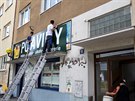Výměna štítu na prodejně v Budějovické ulici v Praze 4 - Krči. Výměna štítu na prodejně v Budějovické ulici v Praze 4 - Krči.