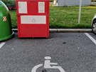 Dobrý den,
Zasílám foto parkovacího místa pro invalidy u Divoké Šárky. Asi by to chtělo popelnice trochu posunout. Dobrý den,
Zasílám foto parkovacího místa pro invalidy u Divoké Šárky. Asi by to chtělo popelnice trochu posunout.
