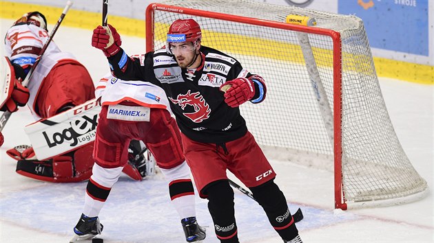 Filip Zadina (vpravo) z Třince oslavuje gól v brance Hradce Králové. Filip Zadina (vpravo) z Třince oslavuje gól v brance Hradce Králové.