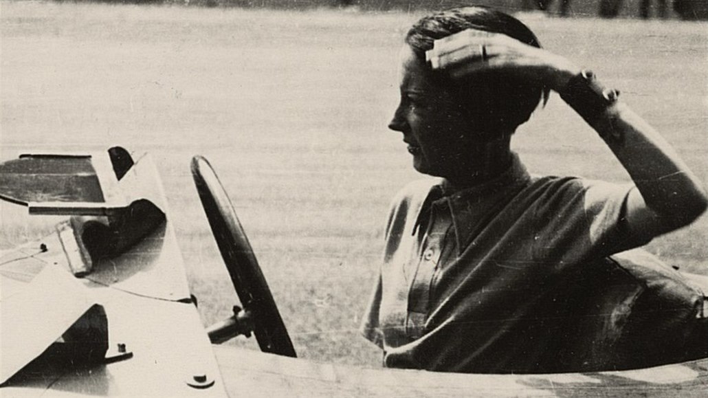 Elegantní Anne-Cécile Itier v depu Masarykova okruhu v roce 1932