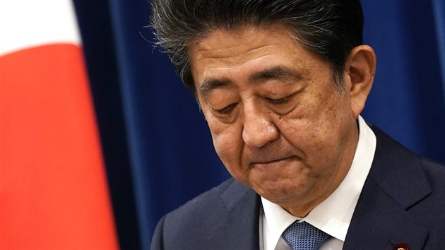 inz Abe oznamuje kvli zdravotnm problmm svou rezignaci na pozici japonskho premira. (28. srpna 2020)