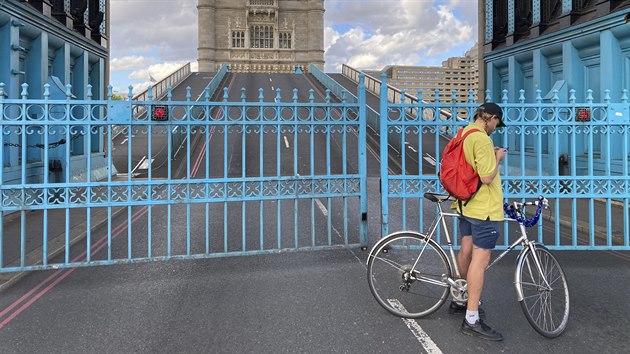 Tower Bridge se zasekl v sobotu odpoledne. Chodci a cyklist se na most vrtili v nedli rno, automobily a o nkolik hodin pozdji. (22. srpna 2020)