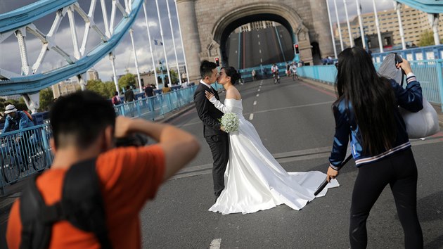 Londnsk Tower Bridge zstal pro auta uzaven na celch 24 hodin. Toho vyuili mstn i turist, kte naden kiovali vozovku a poizovali pamten snmky. (23. srpna 2020)
