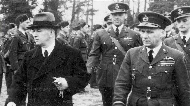 W/Cdr Josef Ocelka DFC (uprosted vzadu) doprovz 18. dubna 1942 prezidenta dr. Edvarda Benee pi pehldce 311. perut na letiti East Wretham.