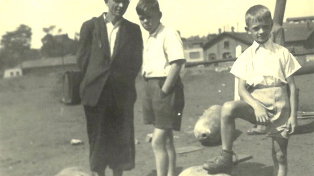 Osmilet Jaromr Vykoukal (vpravo) po americkm bombardovn Ostravy v srpnu 1944 se znekodnnmi asovanmi leteckmi pumami.