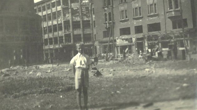 Osmilet Jaromr Vykoukal po americkm bombardovn Ostravy v srpnu 1944 na Smetanov nmst