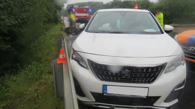 Řidička hyundai nedala při vyjíždění ze staveniště přednost fabii, po jejich srážce navíc hyundai narazilo do poblíž zaparkovaného peugeotu (na snímku) a ten přimáčkl vedle stojícího muže ke svodidlu.