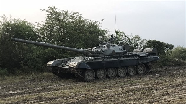 Frantiek Zelinka vlastn patnct kus tk bojov techniky vetn tanku T 72, kad za nkolik milion. Do chrnn krajinn oblasti vyr na pozvn jejch sprvc dvakrt a tikrt do roka.