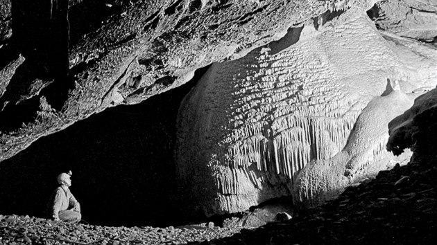 Jeden z prvnch snmk povodov chodby, kter byla dlouho jedinou cestou, kudy se dalo dostat do Amatrsk jeskyn.