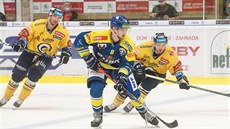 Jan Süss z Přerova uprostřed mezi hráči Zlína. Jan Süss z Přerova uprostřed mezi hráči Zlína.