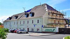 Bývalý hotel Myslivna v Ostrově na Karlovarsku se mění na nové byty. Bývalý hotel Myslivna v Ostrově na Karlovarsku se mění na nové byty.