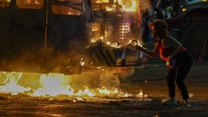 Ve wisconsinské Kenoshe v pondělí večer pokračovaly násilné protesty po... Ve wisconsinské Kenoshe v pondělí večer pokračovaly násilné protesty po...