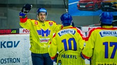 Zdeněk Doležal (čelem) z Českých Budějovic slaví gól v zápase proti Spartě. Zdeněk Doležal (čelem) z Českých Budějovic slaví gól v zápase proti Spartě.
