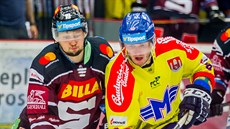 Václav Karabáček (žlutá) z Českých Budějovic bojuje o puk s Tomášem Pavelkou ze... Václav Karabáček (žlutá) z Českých Budějovic bojuje o puk s Tomášem Pavelkou ze...