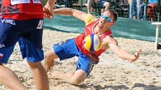 Ondřej Perušič se vrhá po míči ve čtvrtfinálovém utkání mistrovství republiky. Ondřej Perušič se vrhá po míči ve čtvrtfinálovém utkání mistrovství republiky.