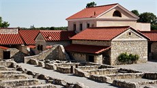 Honosná vila uvnitř civilního města Honosná vila uvnitř civilního města