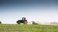 Traktor na poli Traktor na poli
