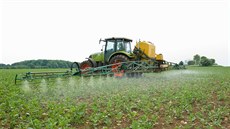 Traktor na poli, hnojení Traktor na poli, hnojení