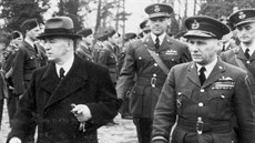 W/Cdr Josef Ocelka DFC (uprosted vzadu) doprovází 18. dubna 1942 prezidenta...