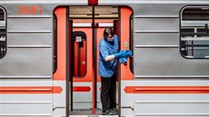 Mytí souprav metra v souvislosti s koronavirem také zvedlo dopravci náklady.... Mytí souprav metra v souvislosti s koronavirem také zvedlo dopravci náklady....