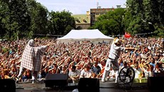 Kapitán Demo rozcvičuje na koncertě dav svých věrných Kapitán Demo rozcvičuje na koncertě dav svých věrných