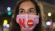 Stovky Izraelců v Tel Avivu protestovali proti údajnému hromadnému znásilnění... Stovky Izraelců v Tel Avivu protestovali proti údajnému hromadnému znásilnění...