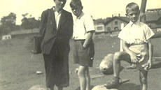 Osmiletý Jaromír Vykoukal (vpravo) po americkém bombardování Ostravy v srpnu...
