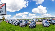Auta parkují i na loukách v okolí zoo ve Dvoře Králové (7. 8. 2020) Auta parkují i na loukách v okolí zoo ve Dvoře Králové (7. 8. 2020)