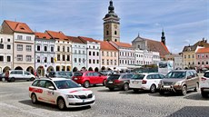 Náměstí totiž přes den slouží mnohým řidičům jako parkoviště, což mnoha lidem v... Náměstí totiž přes den slouží mnohým řidičům jako parkoviště, což mnoha lidem v...