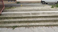 Prohlubně na chodnících jsou viditelné pouhým okem, nerovnosti pozná i laik.... Prohlubně na chodnících jsou viditelné pouhým okem, nerovnosti pozná i laik....