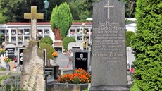 Hroby významných osobností města na ostrovském hřbitově, které chce město... Hroby významných osobností města na ostrovském hřbitově, které chce město...