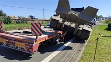 Na hlavním tahu mezi Čáslaví a Havlíčkovým Brodem sjel z návěsu převážený tank.... Na hlavním tahu mezi Čáslaví a Havlíčkovým Brodem sjel z návěsu převážený tank....
