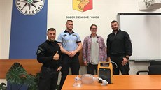 Foto zasahujících policistů se zachráněným mužem. Foto zasahujících policistů se zachráněným mužem.