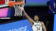 Janis Adetokunbo z Milwaukee zakončuje na koš Orlanda. Janis Adetokunbo z Milwaukee zakončuje na koš Orlanda.