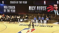 Torontský trenér Nick Nurse si přebírá cenu pro kouče roku. Torontský trenér Nick Nurse si přebírá cenu pro kouče roku.