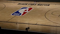 Jen nápisy už nestačí, Milwaukee se rozhodlo k zápasu NBA nenastoupit. Jen nápisy už nestačí, Milwaukee se rozhodlo k zápasu NBA nenastoupit.