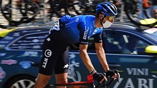 Roman Kreuziger v roušce během závodu Milán-San Remo Roman Kreuziger v roušce během závodu Milán-San Remo