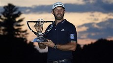 Americký golfista Dustin Johnson s trofejí pro vítěze turnaje v Nortonu Americký golfista Dustin Johnson s trofejí pro vítěze turnaje v Nortonu