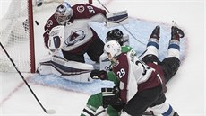 Tyler Seguin z Dallasu pekonává Pavla Francouze v brance Colorada.