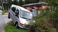 Auto skončilo v příkopu nedaleko myčky ve Starém Městě v Náchodě (28. 8. 2020). Auto skončilo v příkopu nedaleko myčky ve Starém Městě v Náchodě (28. 8. 2020).