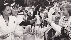 Párky v rohlíku se v Československu začaly prodávat v roce 1972. Lidé tehdy... Párky v rohlíku se v Československu začaly prodávat v roce 1972. Lidé tehdy...