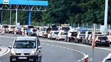 Na chorvatsko-slovinské hranici se v neděli čekalo na odbavení až dvanáct hodin... Na chorvatsko-slovinské hranici se v neděli čekalo na odbavení až dvanáct hodin...