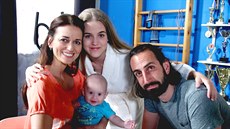 Adéla Gondíková, Amélie Pokorná a Petr Vank v seriálu Sestiky Modrý kód...