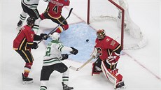 Gólman Calgary David Rittich inkasuje v utkání s Dallasem.