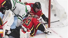 Gólman Calgary David Rittich inkasuje v utkání s Dallasem.