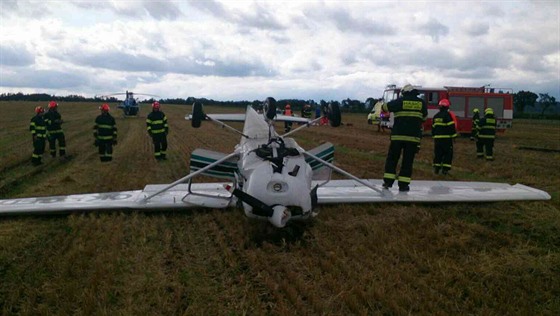 U Boitova na Blanensku se zítilo malé letadlo poté, co narazilo do vedení...