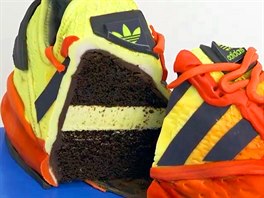 Cukrái z Velké Británie vytvoili dort ve tvaru sportovní obuvi Adidas.